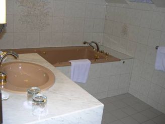 Suite with Hot Tub (4 Adults)