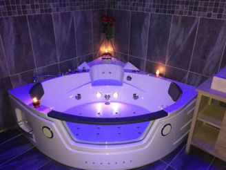 Two-Bedroom Apartment with balneotherapy bathtub