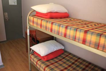 Кровать в общем 10-местном номере для мужчин и женщин