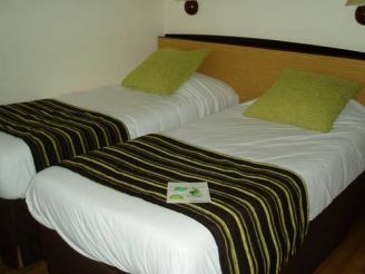 Трехместный номер (2 односпальные кровати и 1 дополнительная кровать)