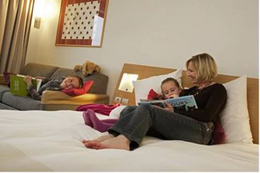 Улучшенный номер с 1 кроватью размера «queen-size» и 1 диваном (для 2 взрослых + 2 детей)