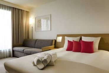 Executive Room - Queensize bed and single sofa bed - Golf View