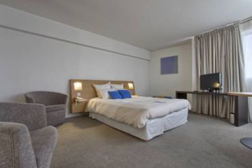 Executive Room with 1 Queen-Size Bed and Sofa Bed 