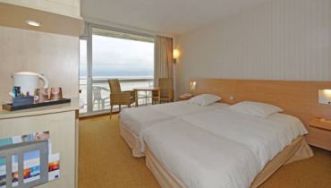 Superior Room with 2 Single Beds - Ocean View and Balcony