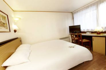 Quadruple Room with 1 Double and 2 Single Beds