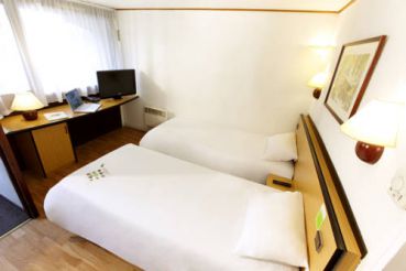 Quadruple Room with 1 Double and 2 Single Beds