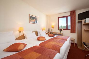 Triple Room with Free Shuttle to CDG Airport