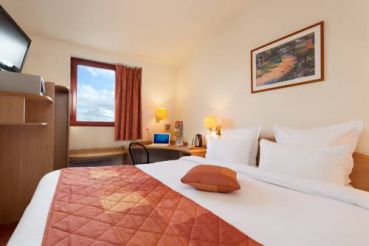 Double or Twin Room with Free Shuttle to CDG Airport
