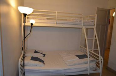 Односпальная кровать в двухместном номере для женщин