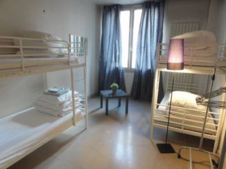 Односпальная кровать в общем номере с 4 кроватями для мужчин и женщин