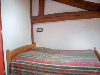 Двуспальная кровать в общем номере с 4 кроватями