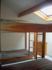 Односпальная кровать в общем номере с 4 кроватями