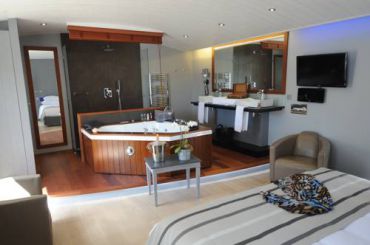 Deluxe Suite with Spa Bath