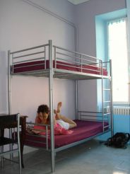 Односпальная кровать в 4-местном общем номере для мужчин и женщин

