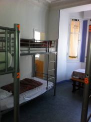 Односпальная кровать в общем номере с 6 кроватями и собственной ванной комнатой