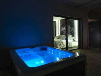 Люкс с собственной гидромасажной ванной на открытом воздухе 