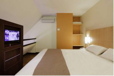 Двухуровневый номер с 1 двуспальной кроватью, 2 односпальными кроватями и балконом