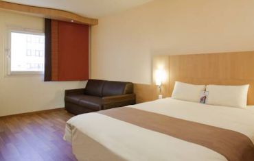 Standard Room with 1 Double Bed and 1 Single Bed (2 Adults)