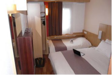 Standard Room with 1 Double and 1 Single Bed