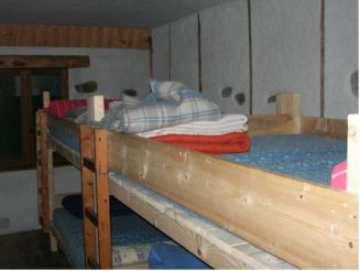 Односпальная кровать в общем номере c 8 кроватями 
