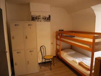 Кровать в общем четырехместном номере для мужчин