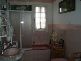 Семейный номер с общей ванной комнатой