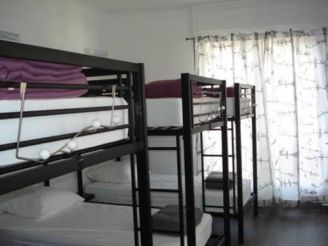 Кровать в общем четырехместном номере для мужчин и женщин