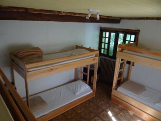Кровать в общем 6-местном номере для мужчин и женщин